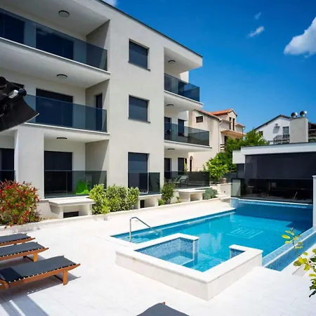 Luxury Mtg 4*